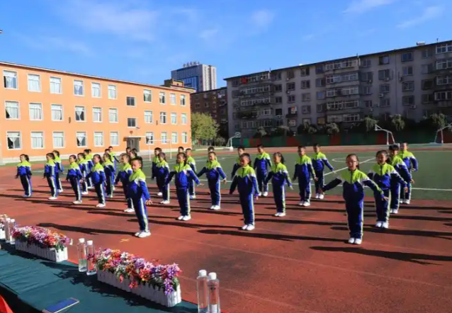 学生动得开玩得尽兴锻炼刚性保障责任教育阶段每天1节体育课