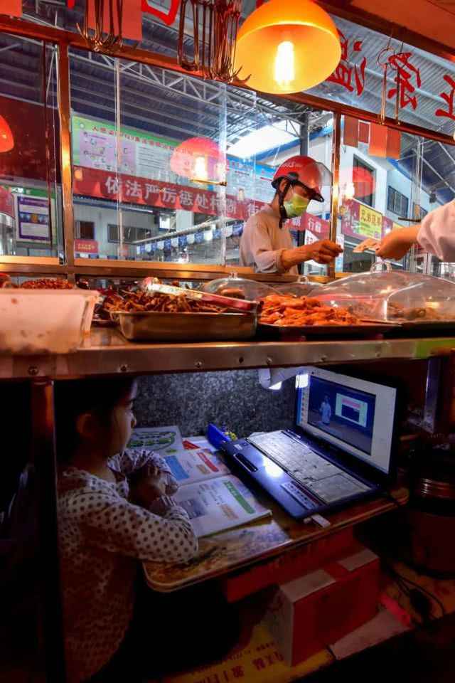 卤味铺案板下上网课的7岁女孩：在市场长大人缘很好，梦想当医生