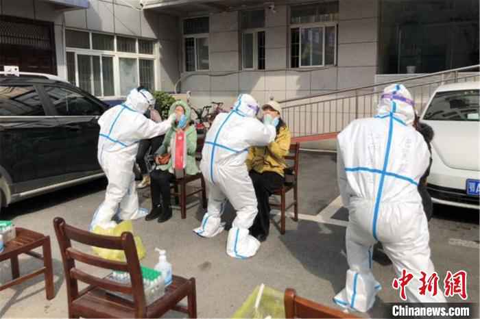图为江西省疾控系统支援武汉防疫队检验组在采集咽拭子。 陈姝慧 摄 江西省疾控系统支援武汉防疫队满月记(图)