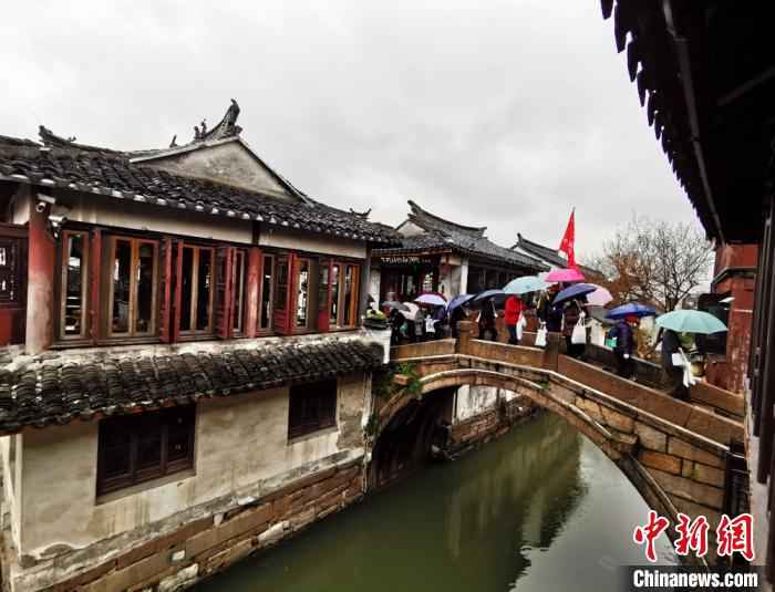 800游人走进水墨周庄感受烟雨江南